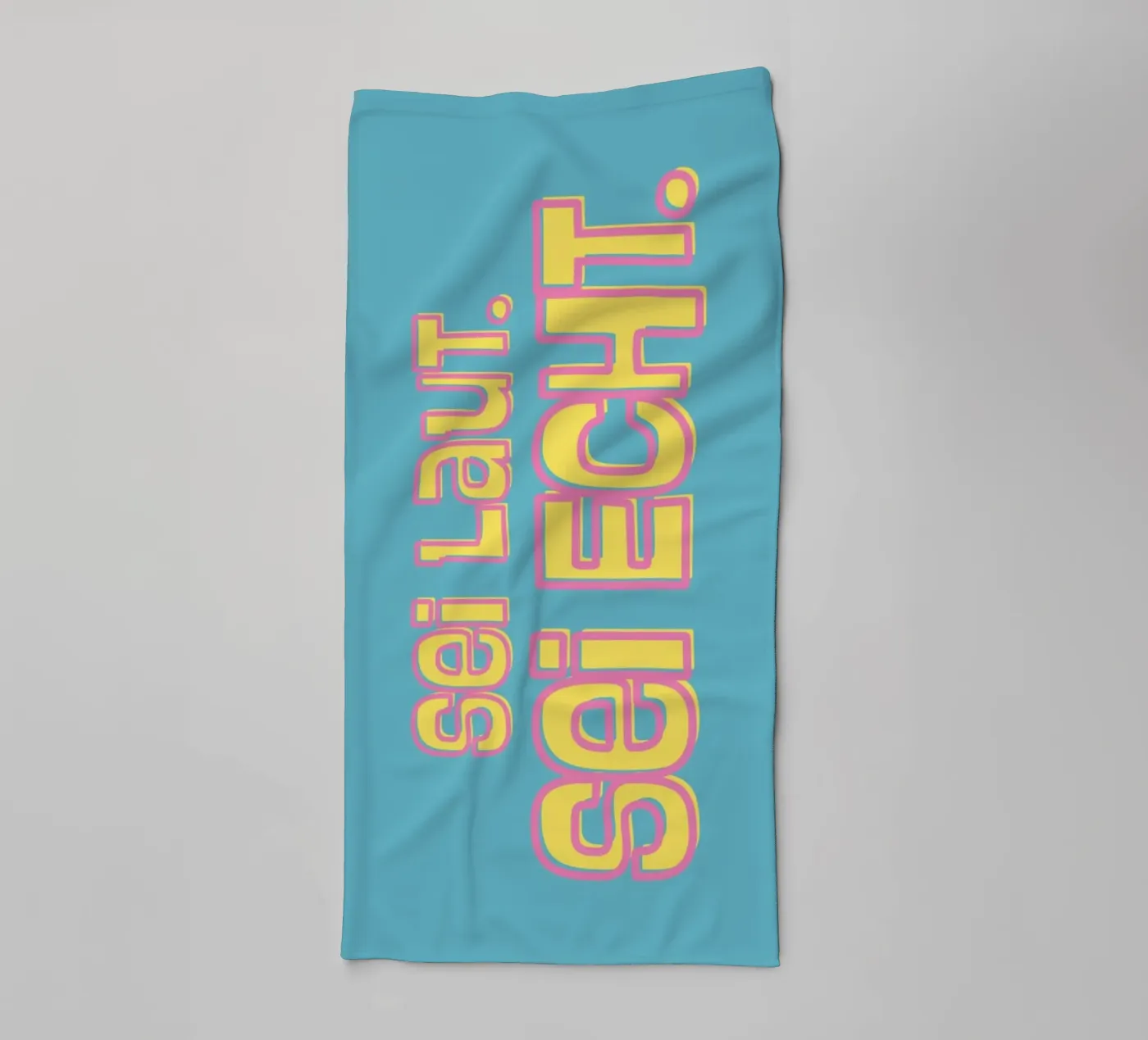 Sei laut. Sei echt. badhanddoek van DigiWunderwerk