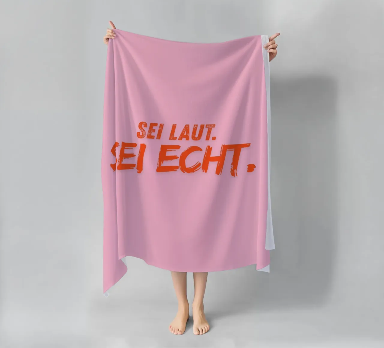 Sei laut. Sei echt. strandhanddoek van DigiWunderwerk
