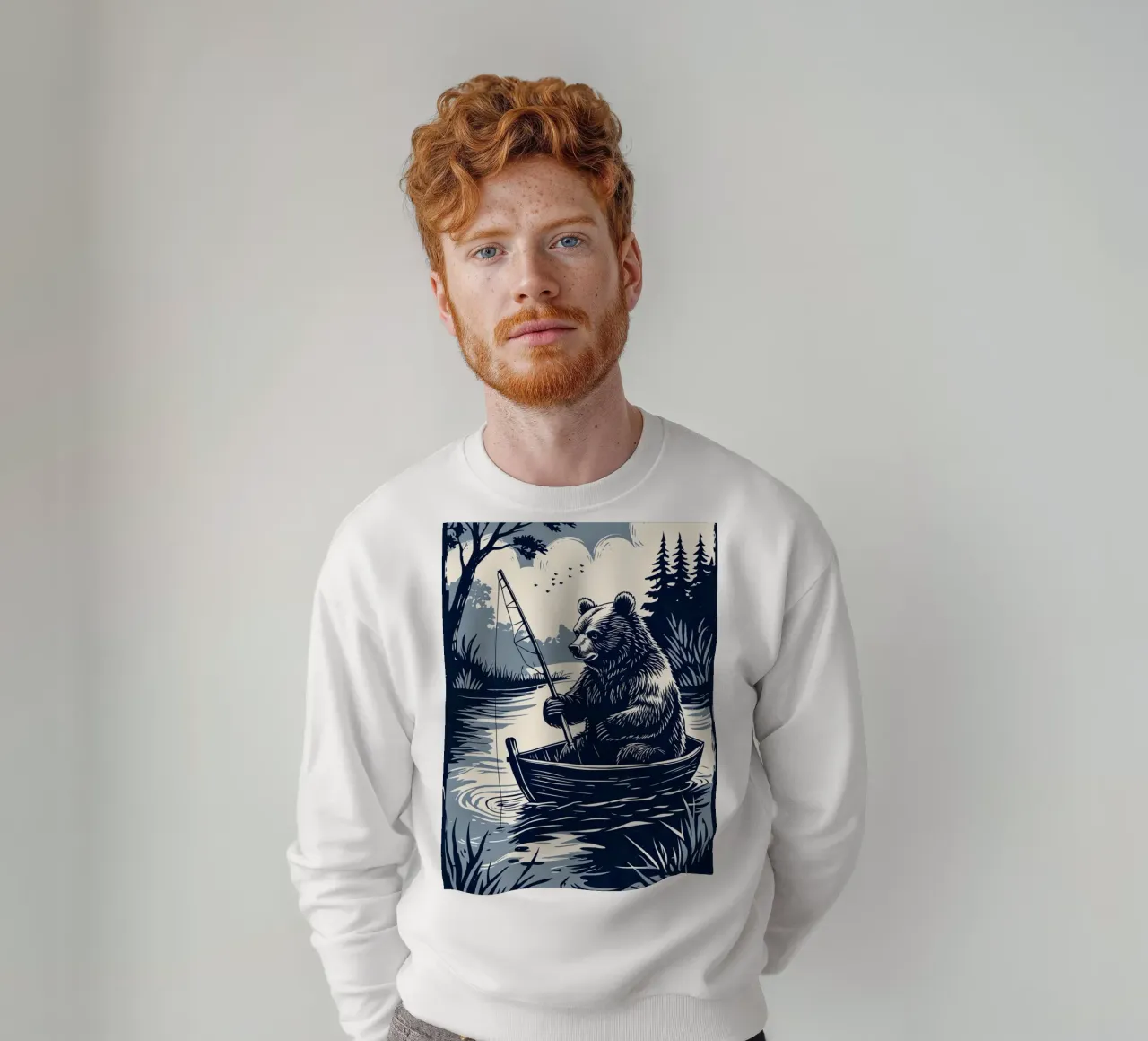 Bär beim Fischen in einem Boot Sweatshirt von DesignDoodle
