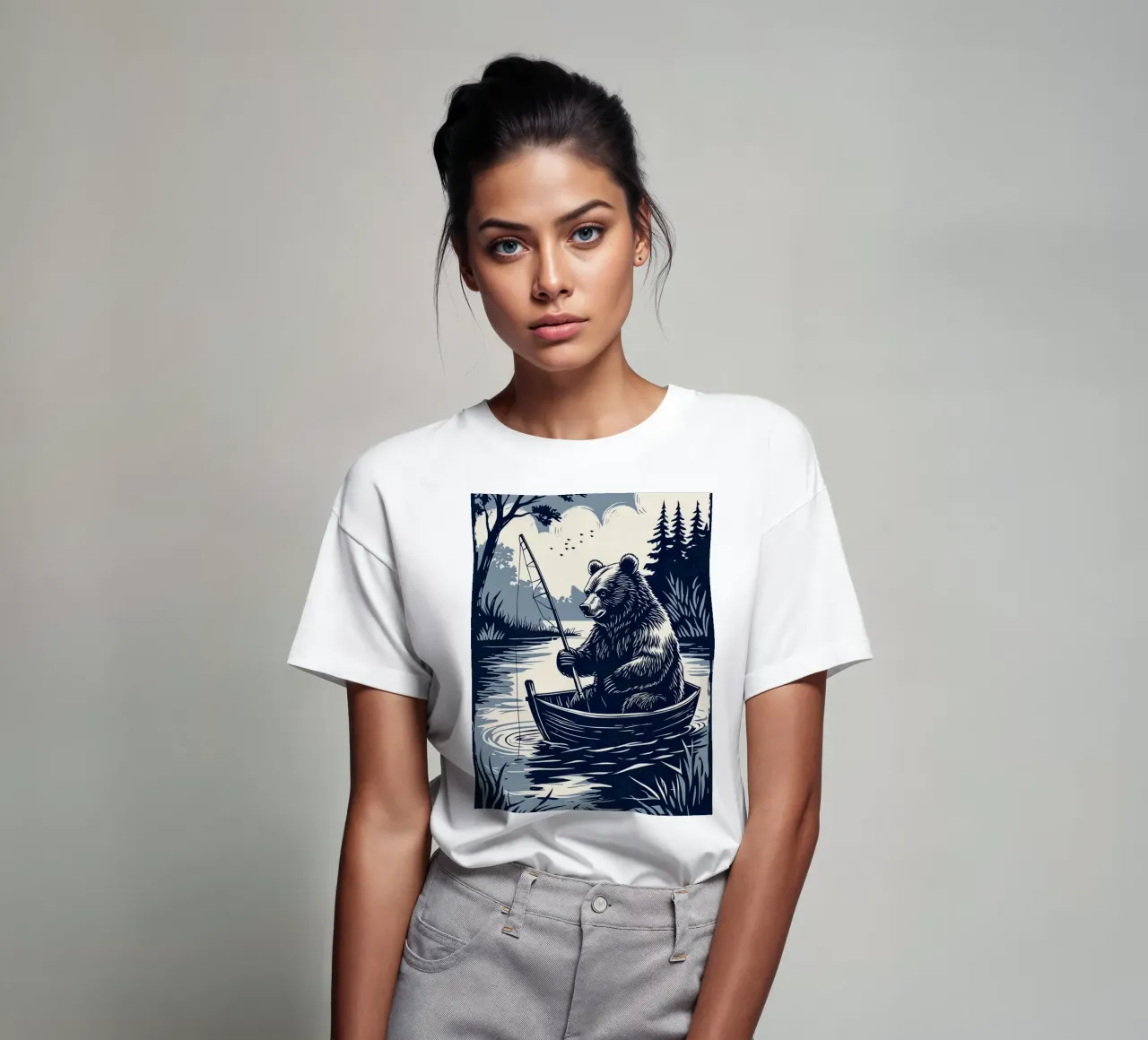 Bär beim Fischen in einem Boot T-Shirt von DesignDoodle