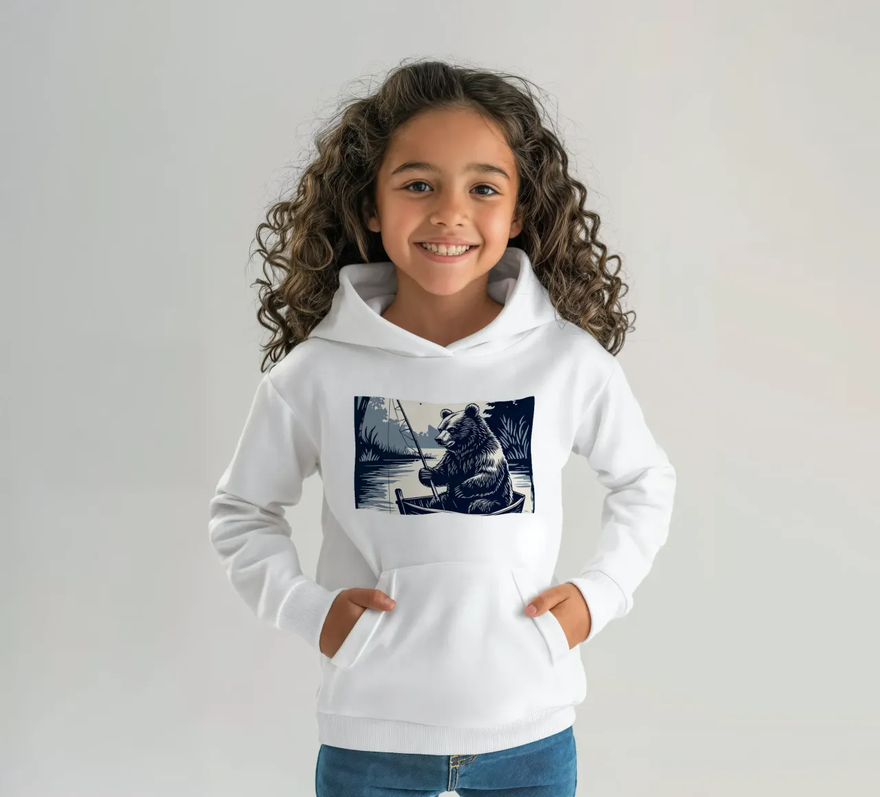 Orso che pesca in barca felpa bambino con cappuccio da DesignDoodle