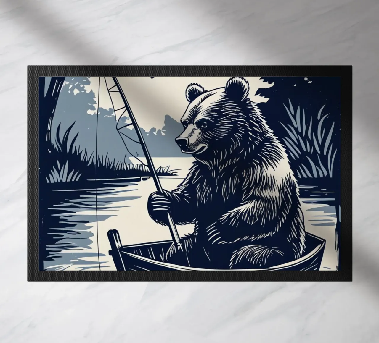 Bär beim Fischen in einem Boot Fußmatte von DesignDoodle