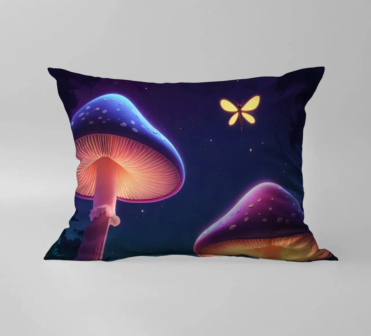 Funghi bioluminescenti e lucciole nella notte della foresta cuscino da DesignDoodle
