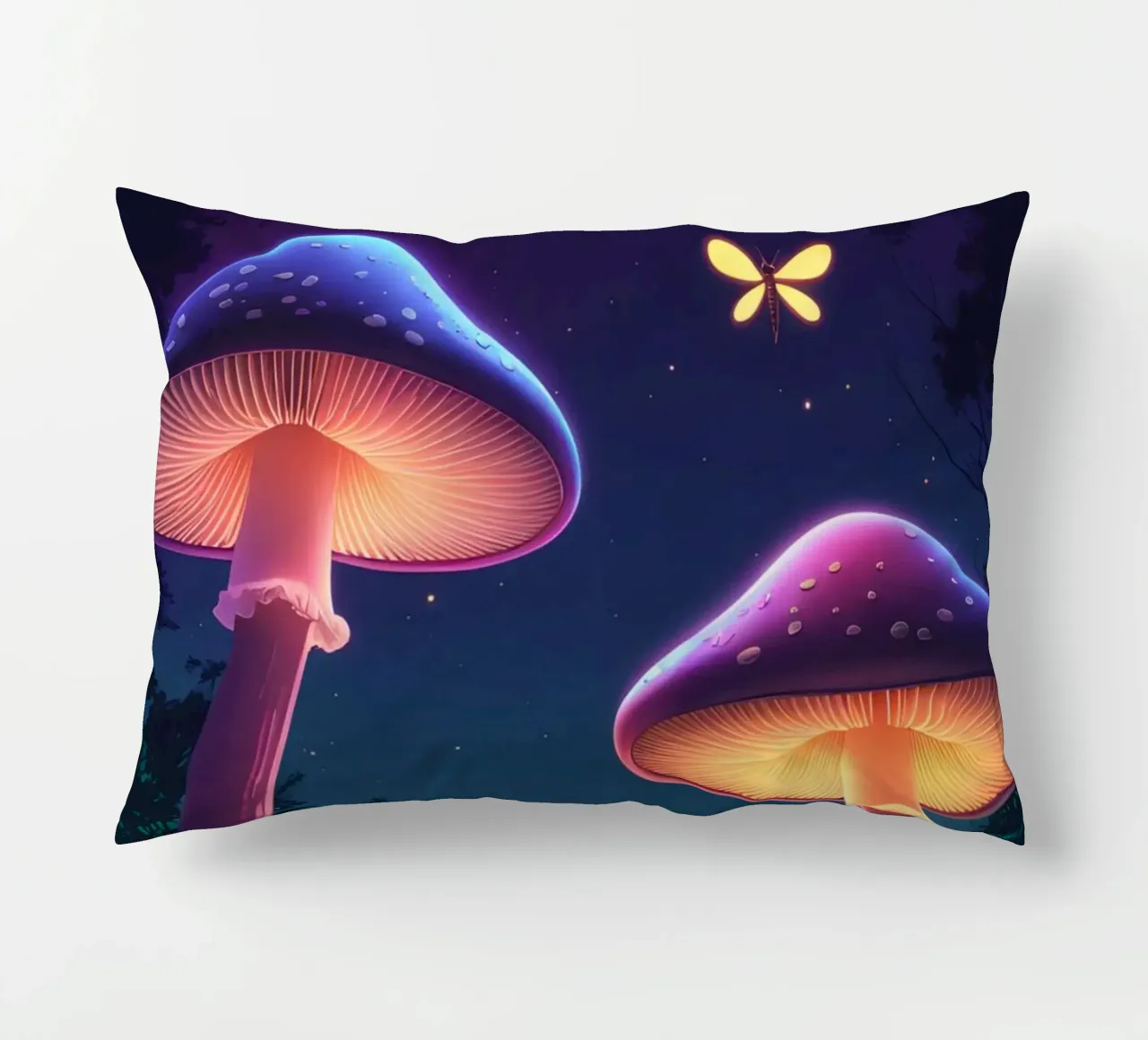 Funghi bioluminescenti e lucciole nella notte della foresta cuscino da DesignDoodle