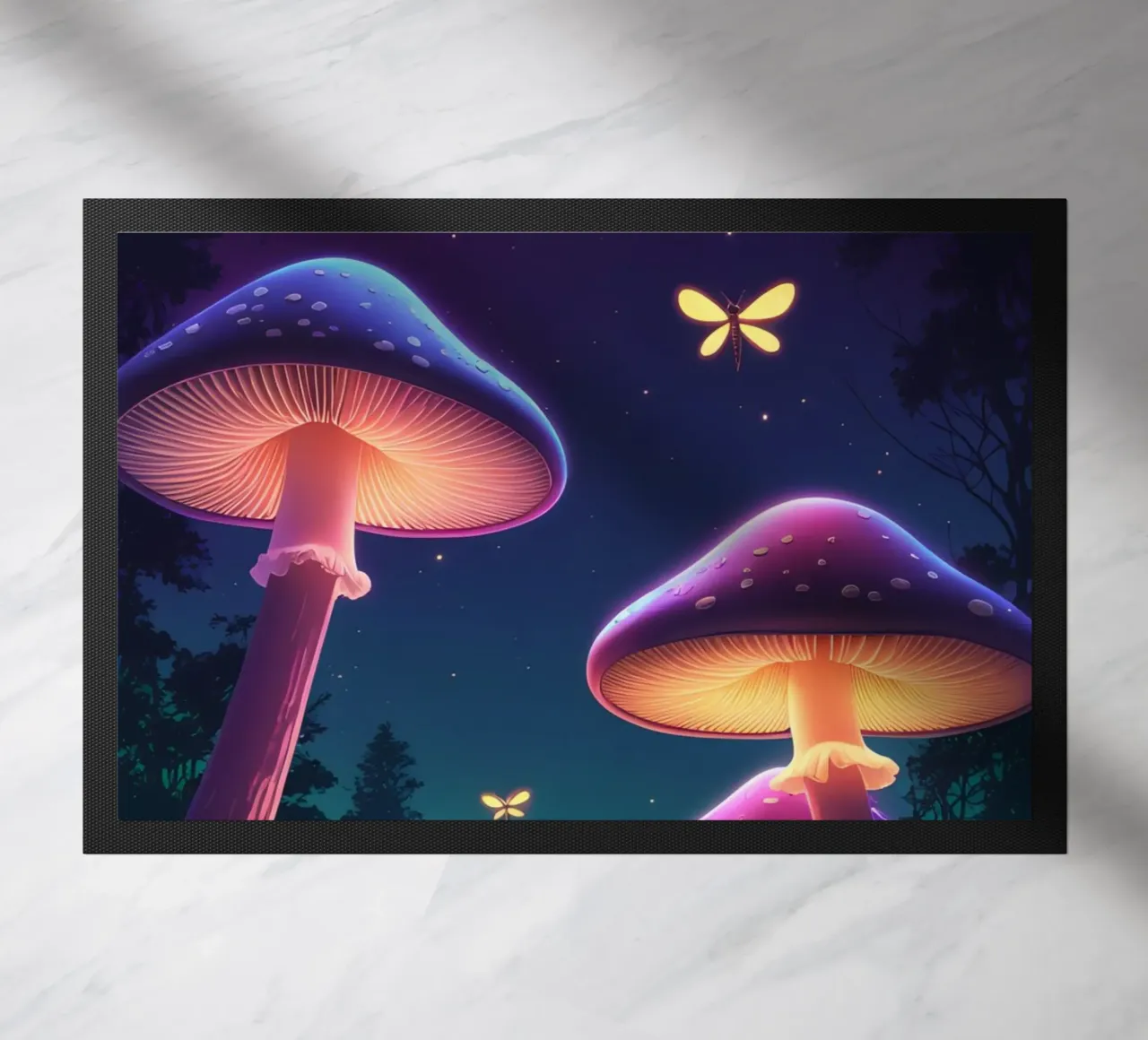 Funghi bioluminescenti e lucciole nella notte della foresta zerbino da DesignDoodle