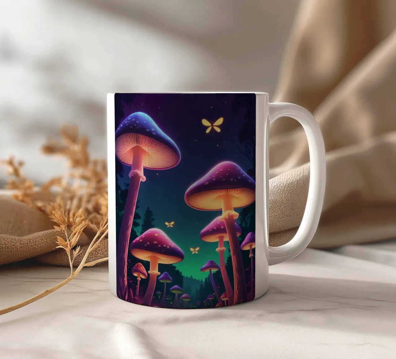 Funghi bioluminescenti e lucciole nella notte della foresta tazza in ceramica da DesignDoodle