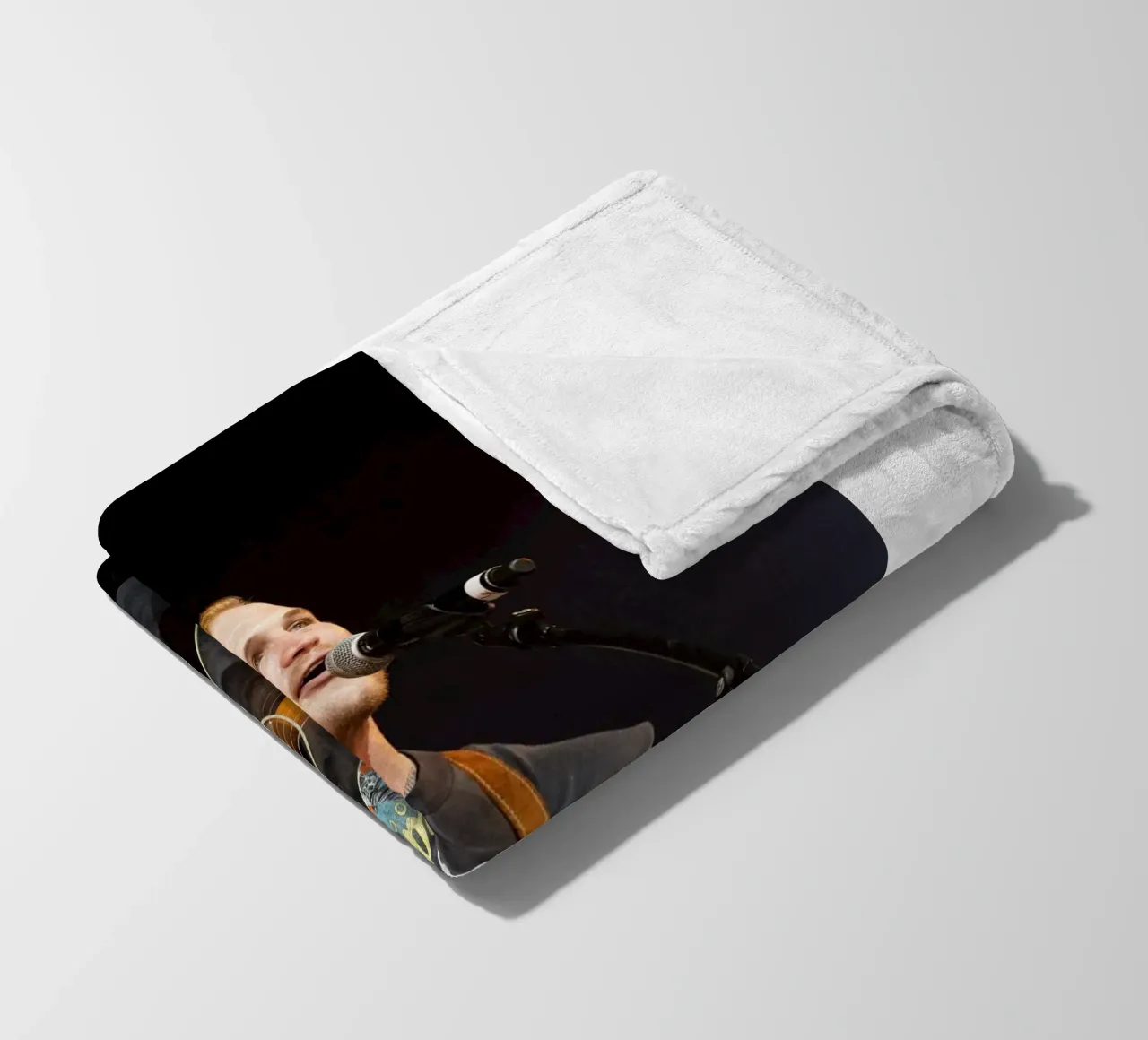 Zach Bryan coperta in pile da esoygeboys
