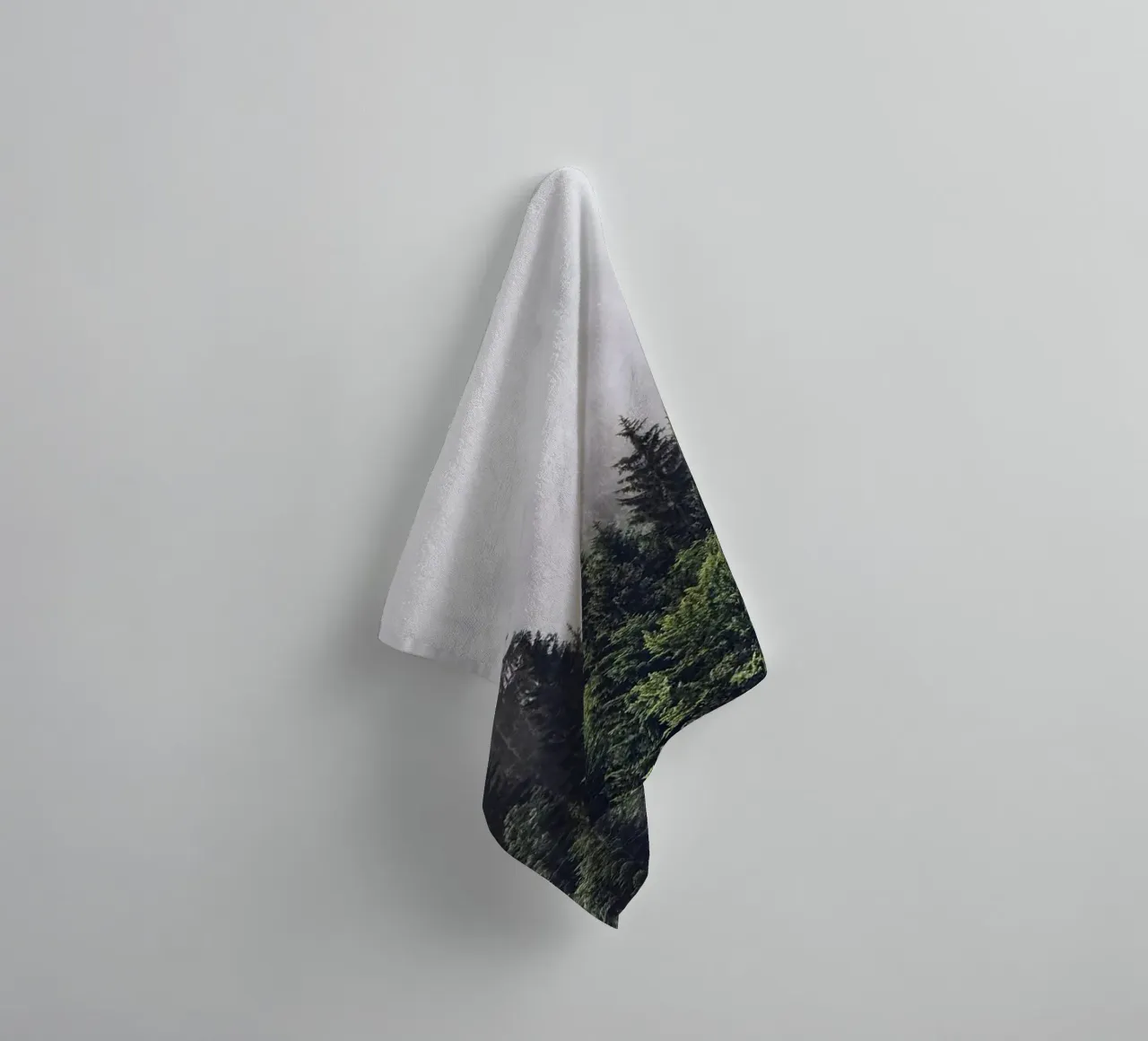 Nebbia della foresta asciugamano da bagno da Isaac Murray