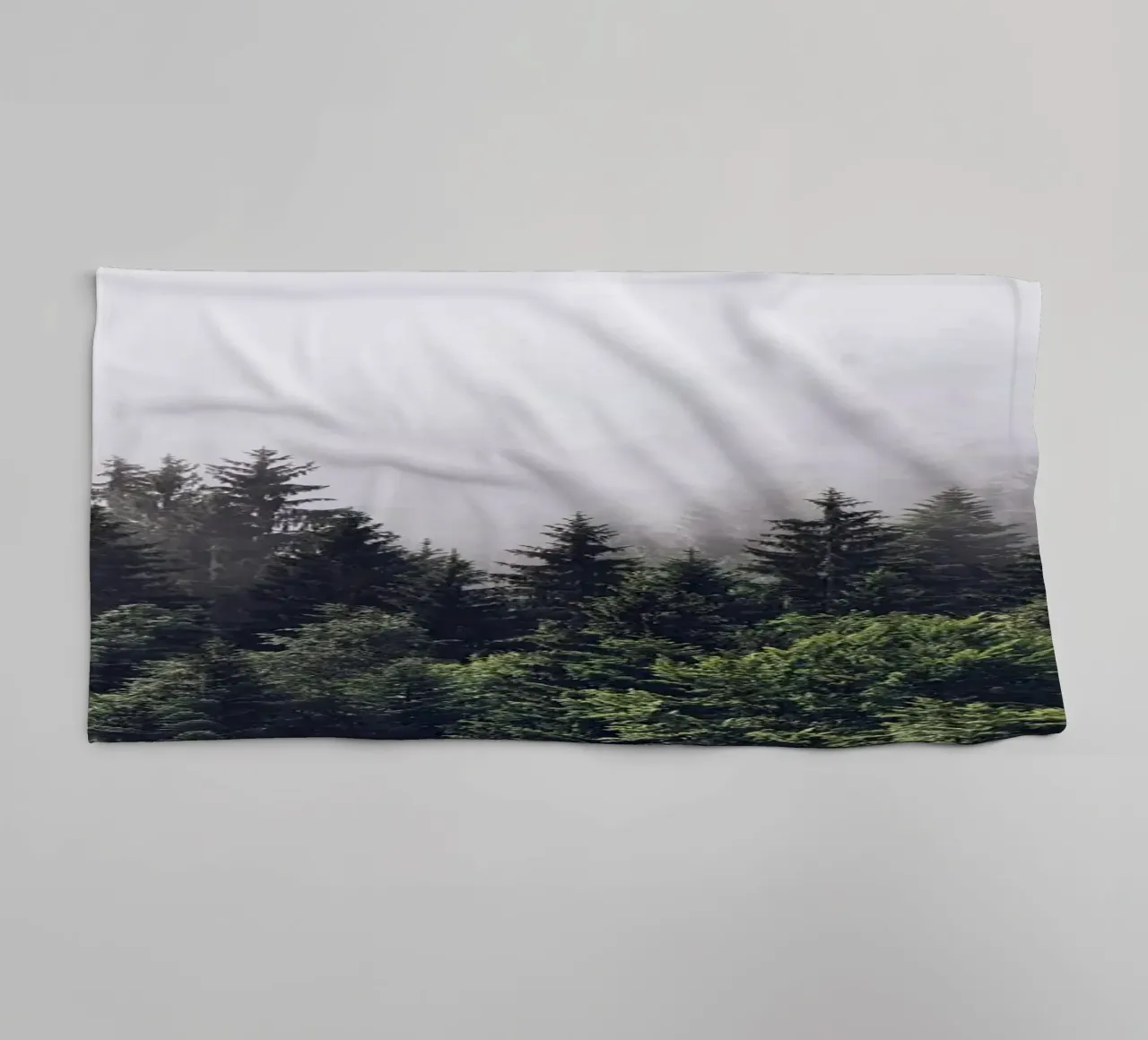 Nebbia della foresta asciugamano da bagno da Isaac Murray