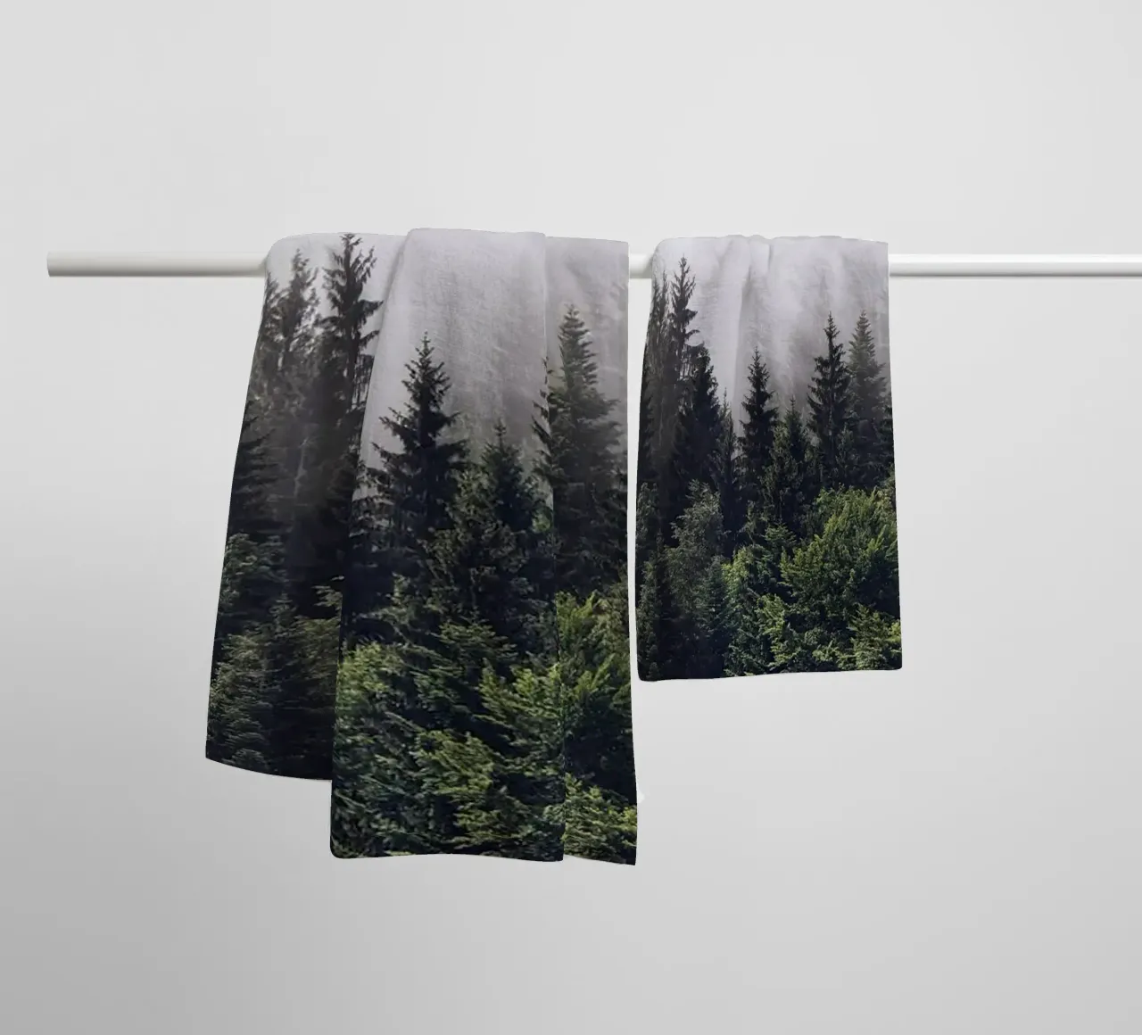 Nebbia della foresta asciugamano da bagno da Isaac Murray