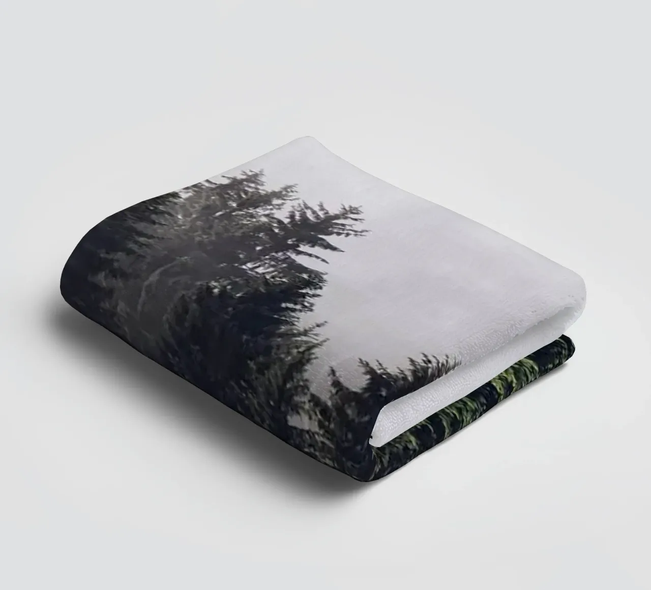 Nebbia della foresta asciugamano da bagno da Isaac Murray