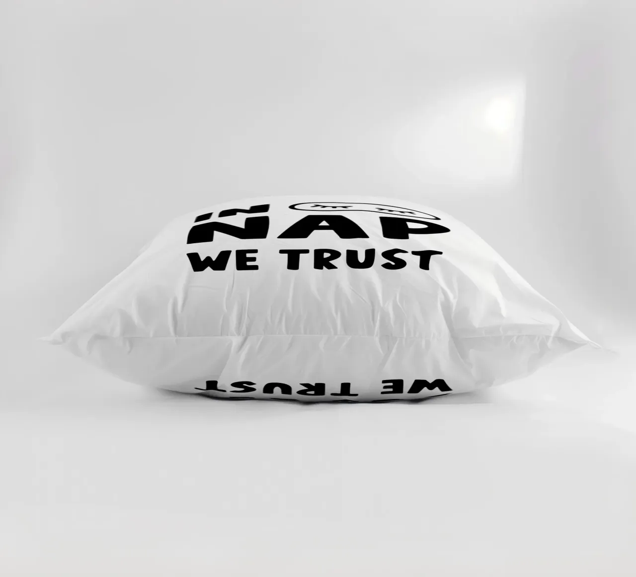In Nap We Trust - Stampa artistica di Siesta Vibes in bianco e nero cuscino da Kathrin Woo Design