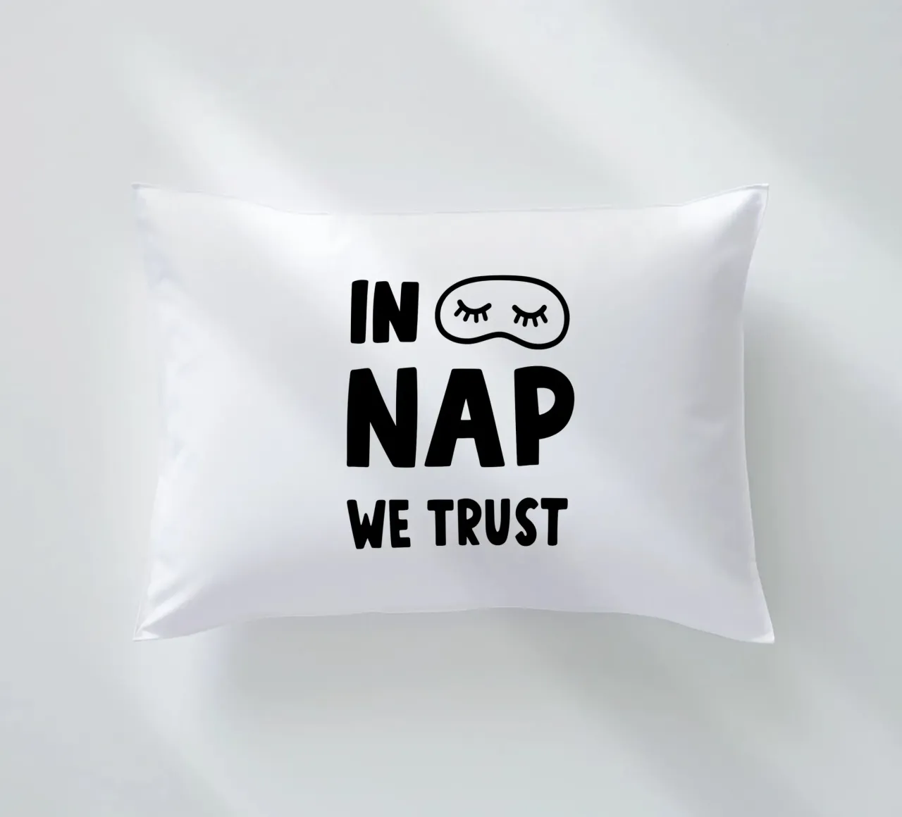 In Nap We Trust - Stampa artistica di Siesta Vibes in bianco e nero cuscino da Kathrin Woo Design