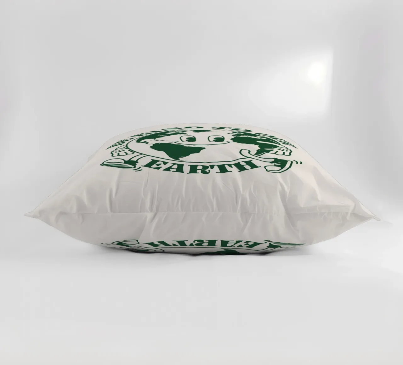 Siate gentili con la nostra Terra cuscino da Eco Rebel Creative