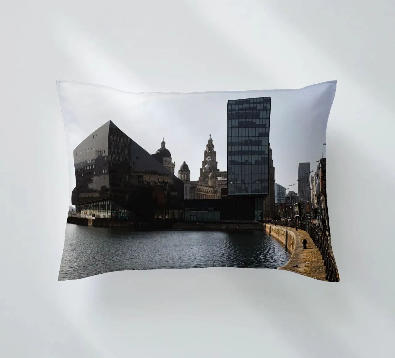 Uferpromenade, Liverpool (Inghilterra) cuscino da atmospheric pictures
