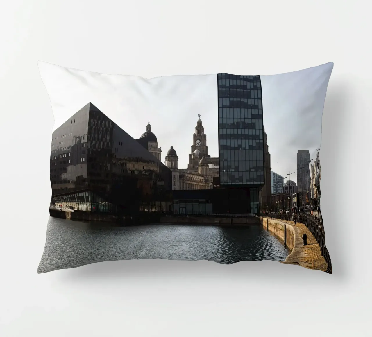 Uferpromenade, Liverpool (Inghilterra) cuscino da atmospheric pictures