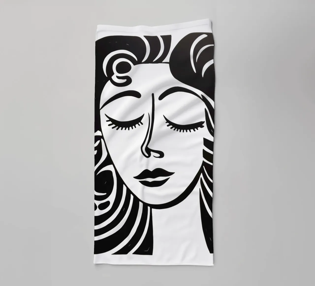 Ritratto minimalista di una donna sognante in bianco e nero asciugamano da bagno da Autofocus