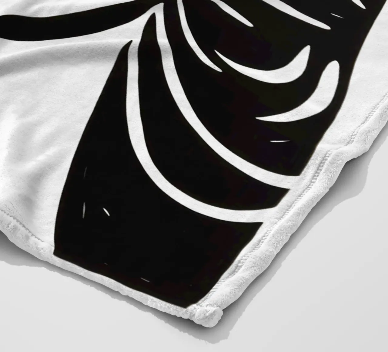 Ritratto minimalista di una donna sognante in bianco e nero coperta in pile da Autofocus