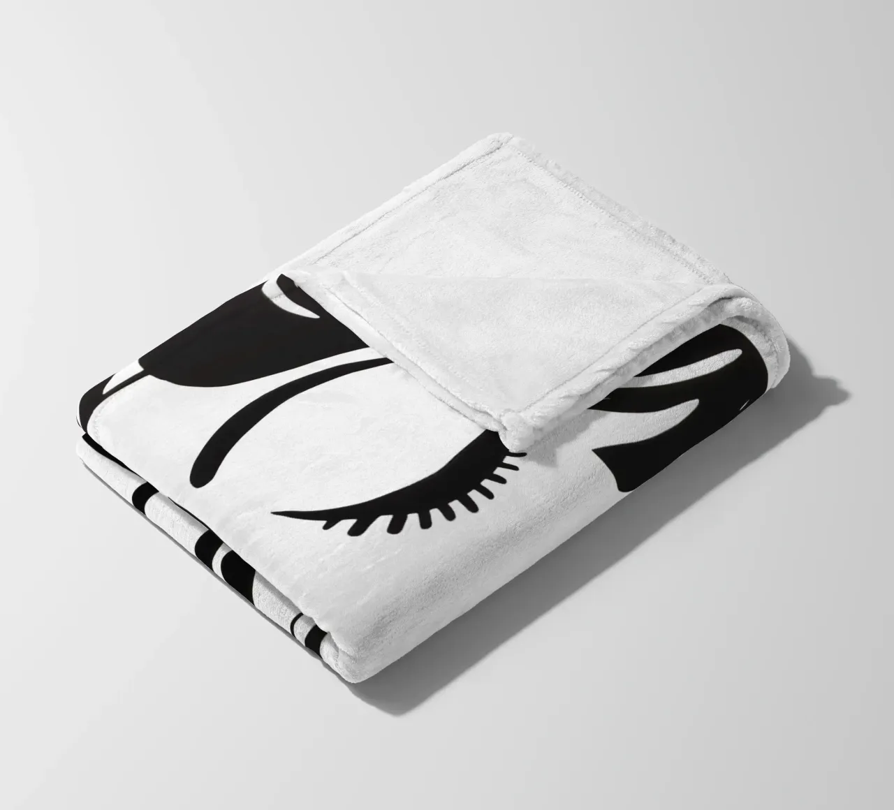 Ritratto minimalista di una donna sognante in bianco e nero coperta in pile da Autofocus
