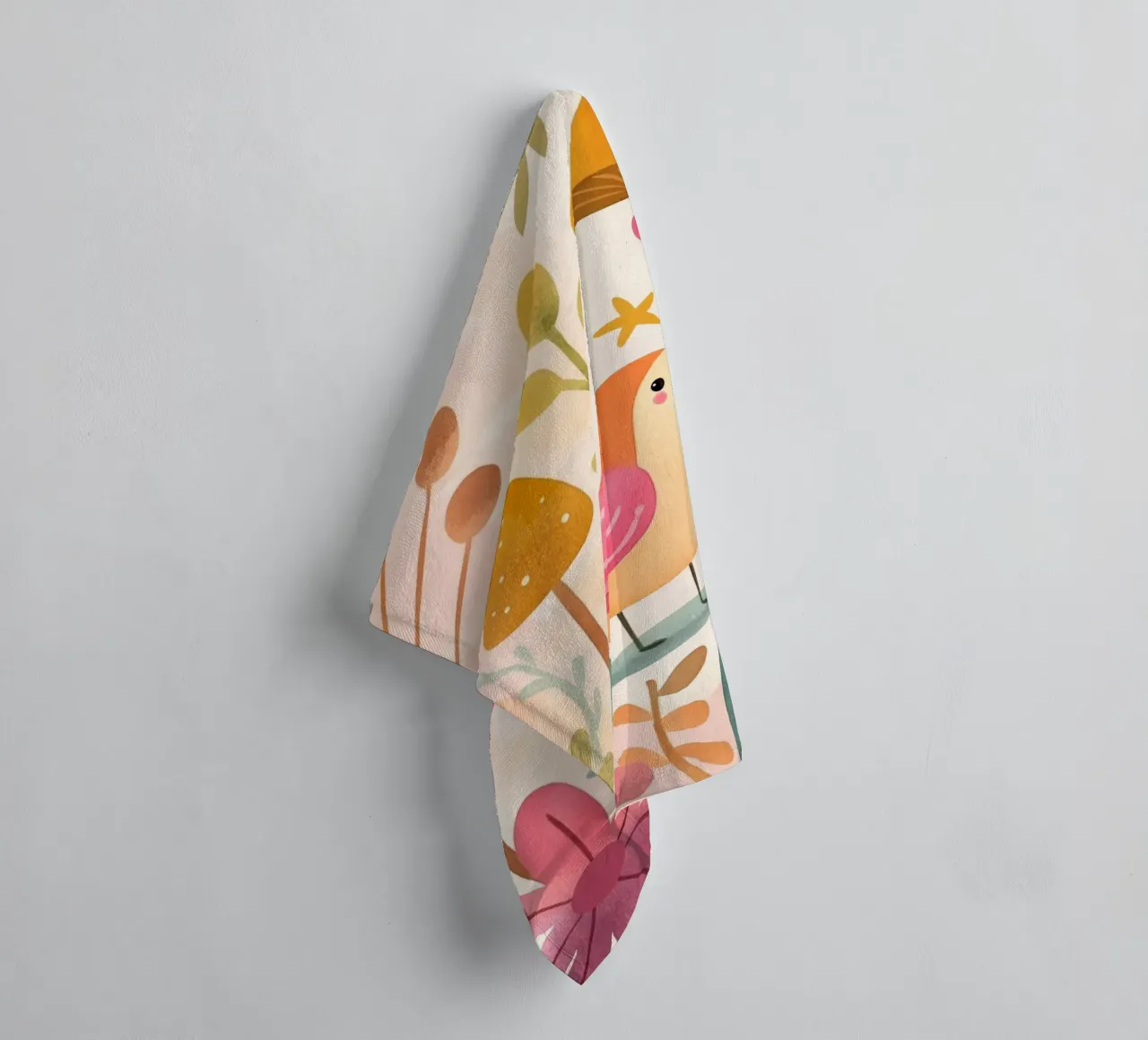 Uccello rosa stravagante in un giardino di funghi e fiori in stile bohémien asciugamano da bagno da GentleEchoes Dreamlight