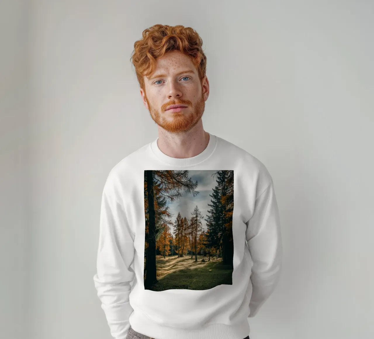 Herbstliche Lärchen in der Schweiz Sweatshirt von mbgraphx2
