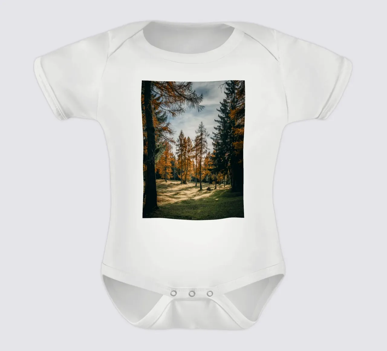 Herbstliche Lärchen in der Schweiz Kurzarm Babybody von mbgraphx2
