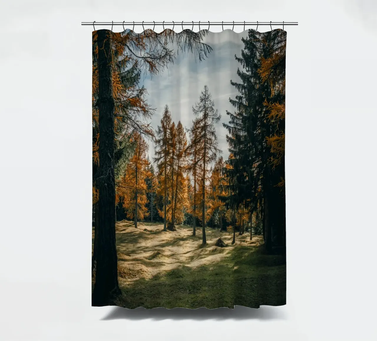 Herbstliche Lärchen in der Schweiz Duschvorhang von mbgraphx2