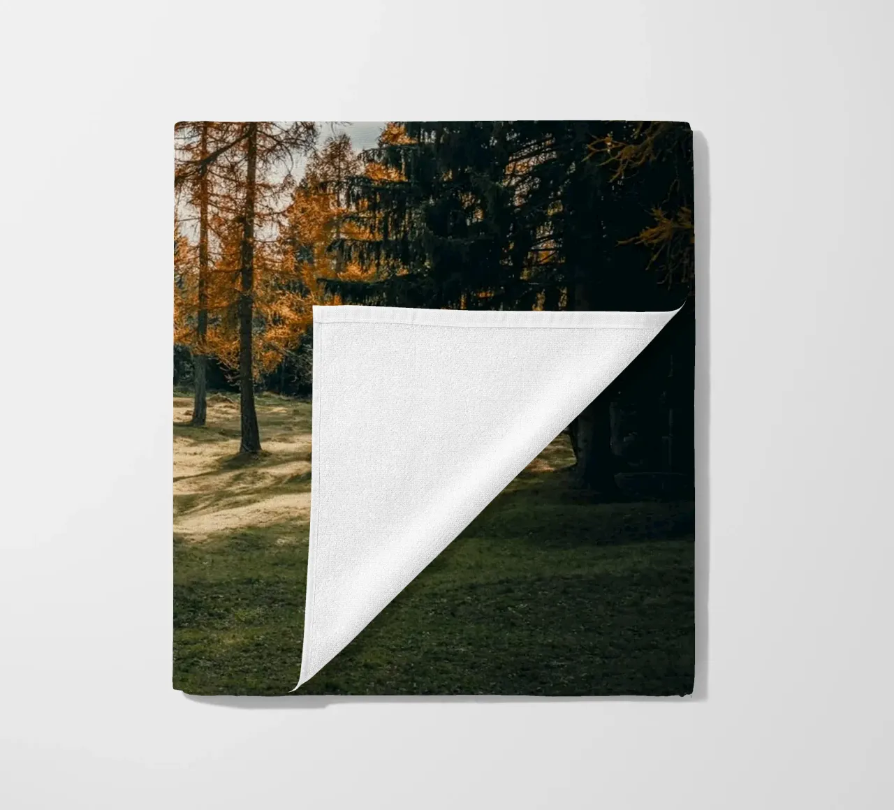 Herbstliche Lärchen in der Schweiz Strandtuch von mbgraphx2