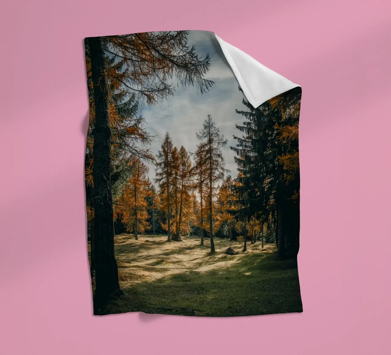 Herbstliche Lärchen in der Schweiz Fleecedecke von mbgraphx2