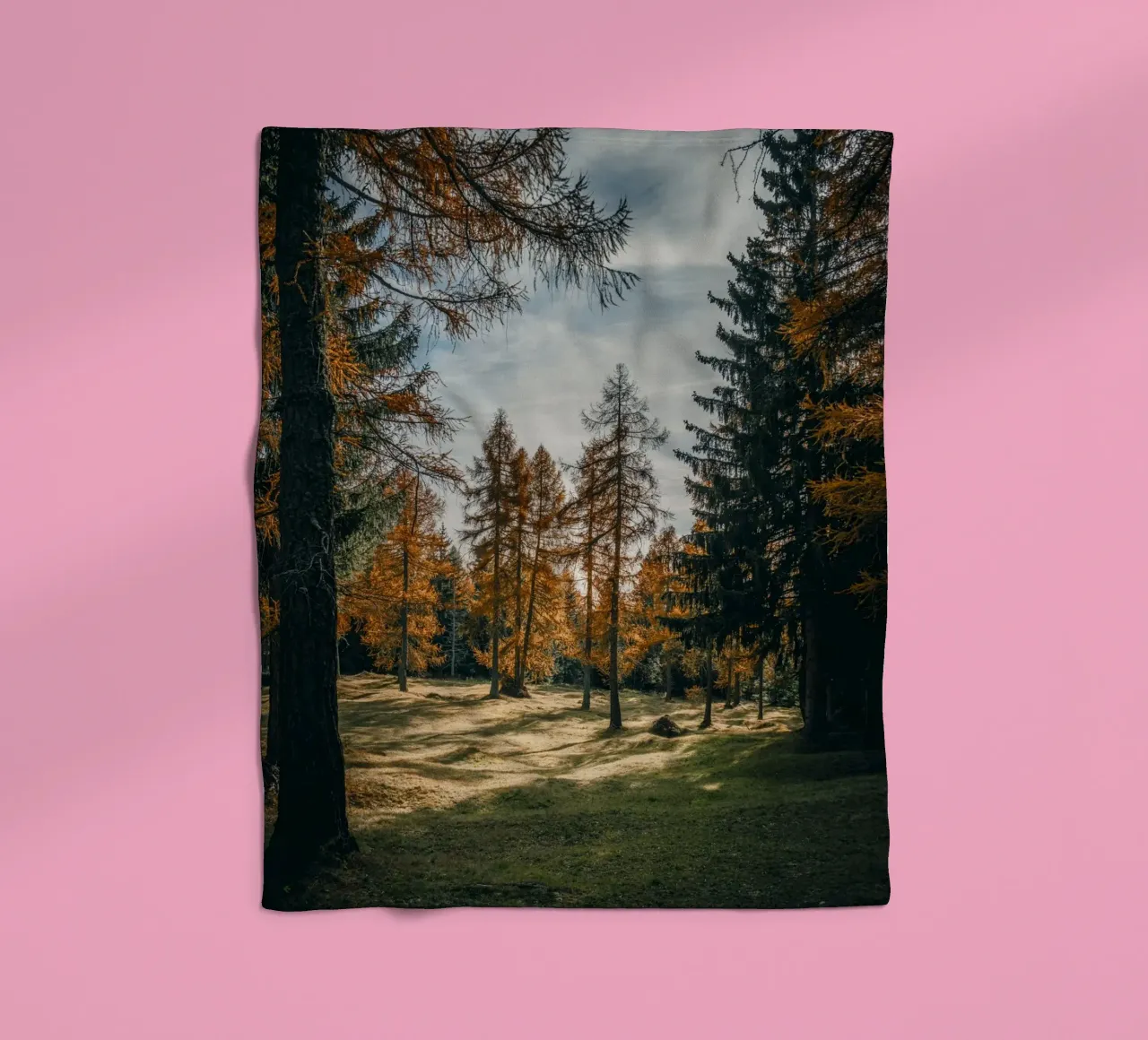 Herbstliche Lärchen in der Schweiz Fleecedecke von mbgraphx2
