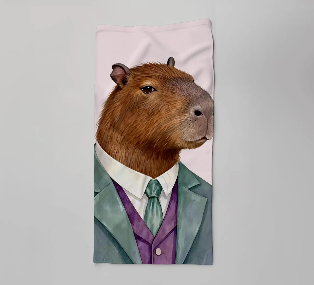 Capybara Portrait in Suit asciugamano da bagno da Attaboy Dsgn
