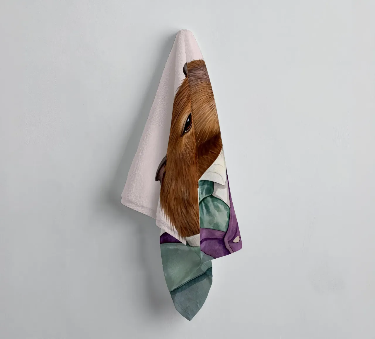 Capybara Portrait in Suit asciugamano da bagno da Attaboy Dsgn