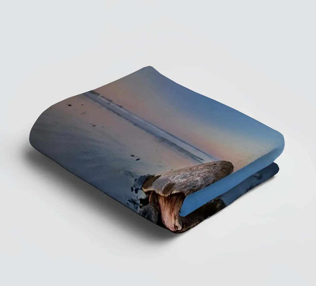 Mamma tartaruga marina sulla spiaggia mentre entra in mare asciugamano da bagno da DiveDuke