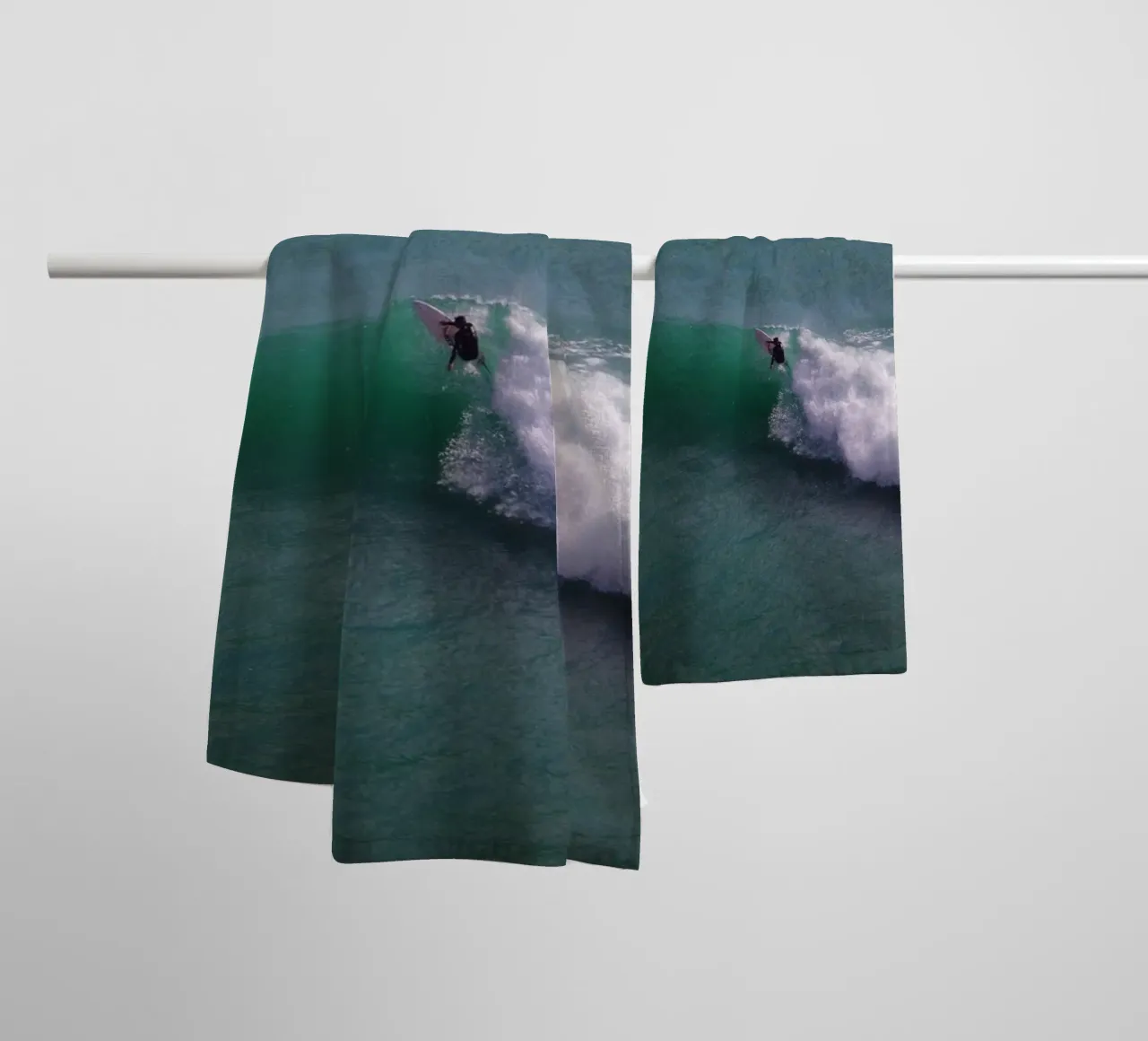 Surfer in Portugal asciugamano da bagno da Fjöllart