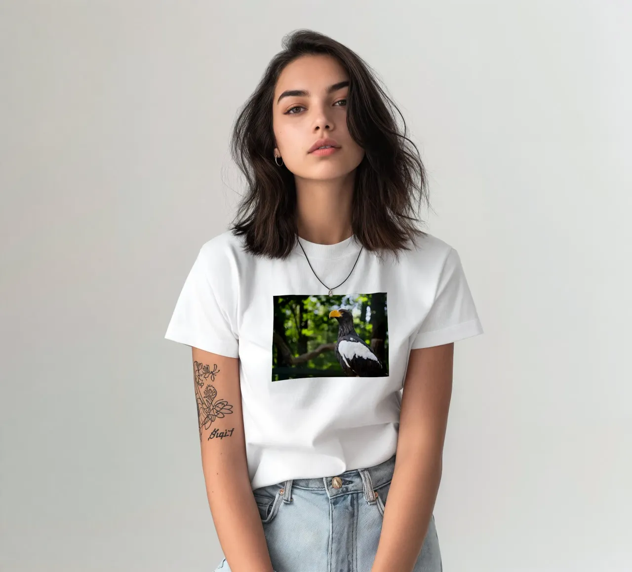 Primo piano di un'aquila in natura t-shirt da DiveDuke