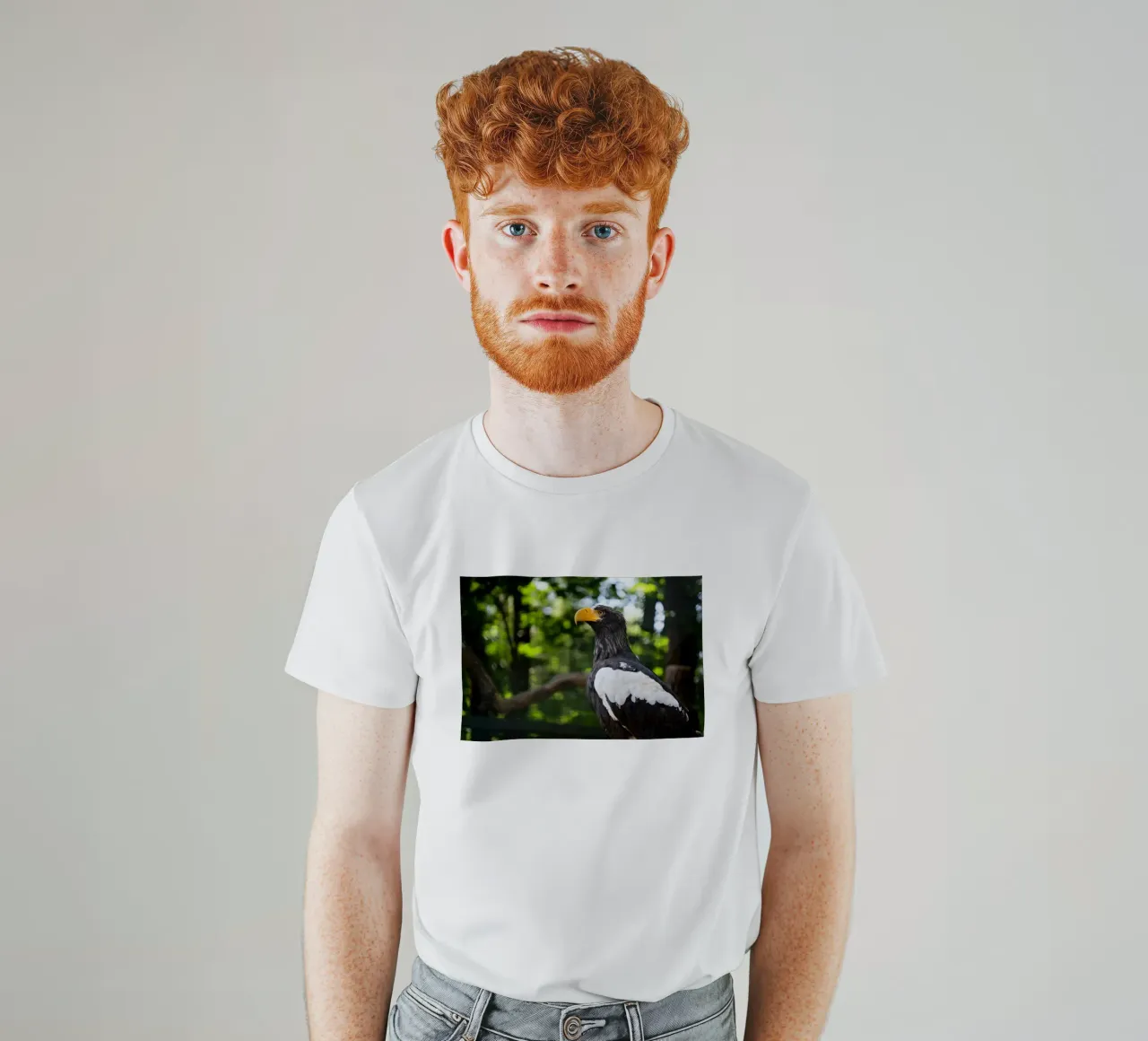 Primo piano di un'aquila in natura t-shirt da DiveDuke