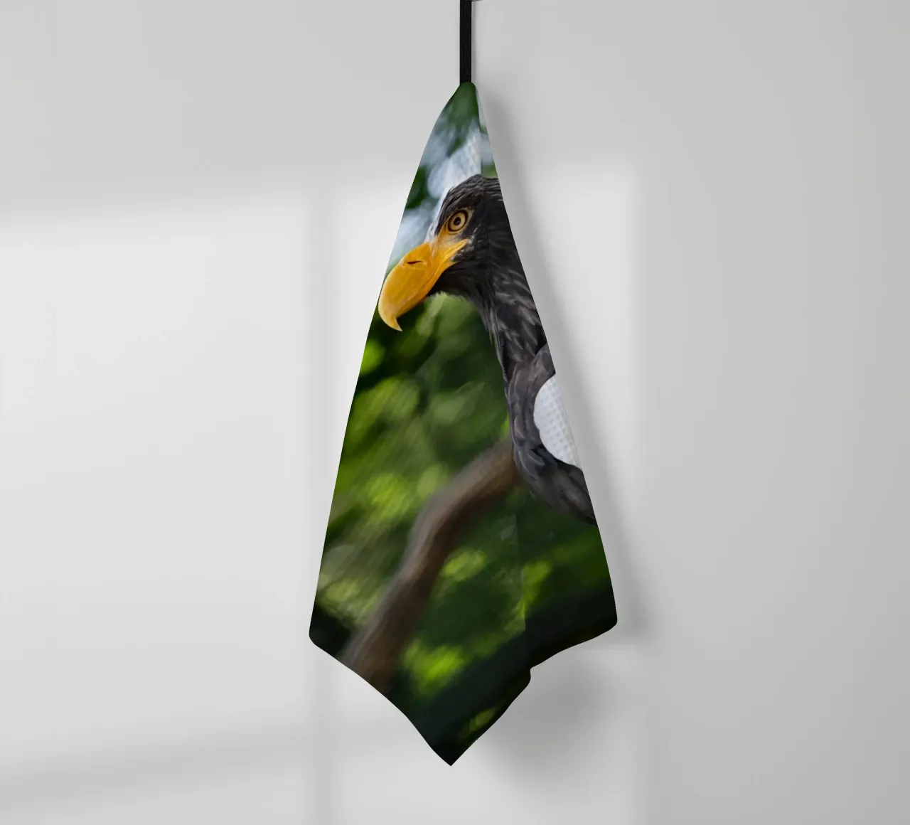 Adler in der Natur als Nahaufnahme Geschirrtuch von DiveDuke