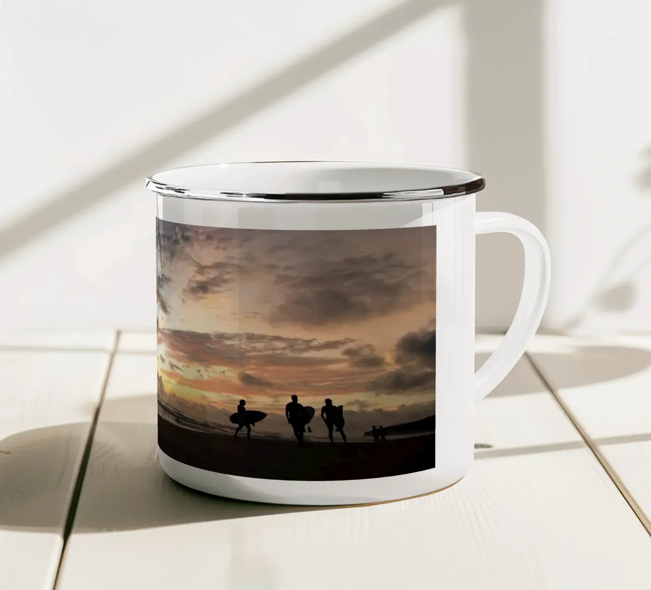 Tramonto con surfisti sulla spiaggia in America Centrale tazza in smalto da DiveDuke