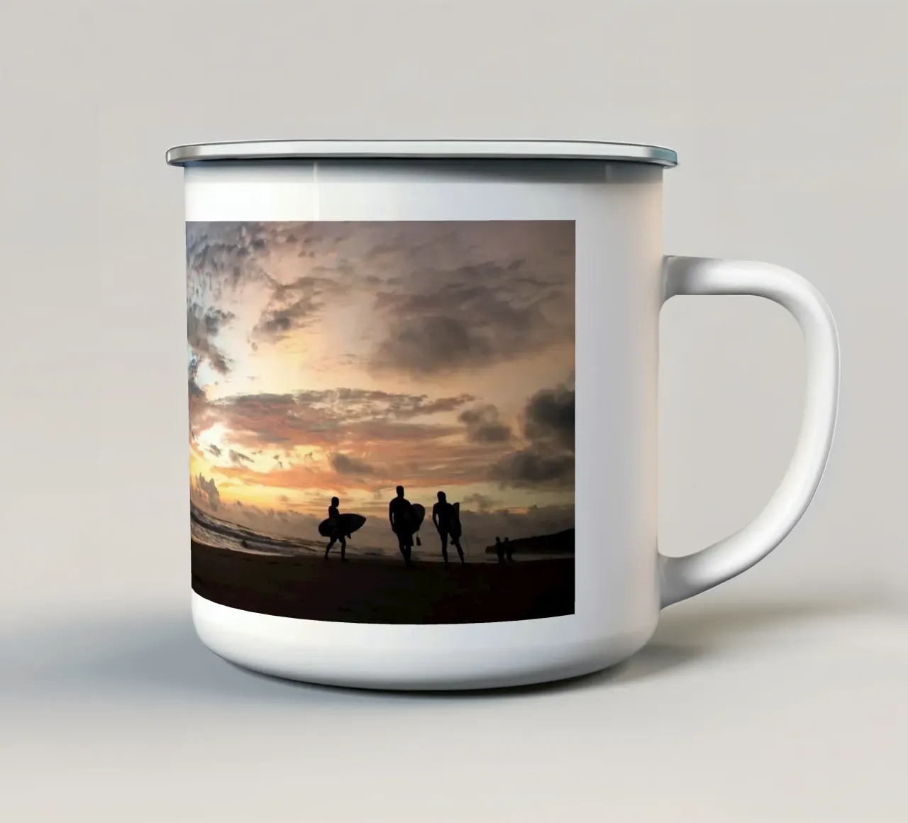 Tramonto con surfisti sulla spiaggia in America Centrale tazza in smalto da DiveDuke