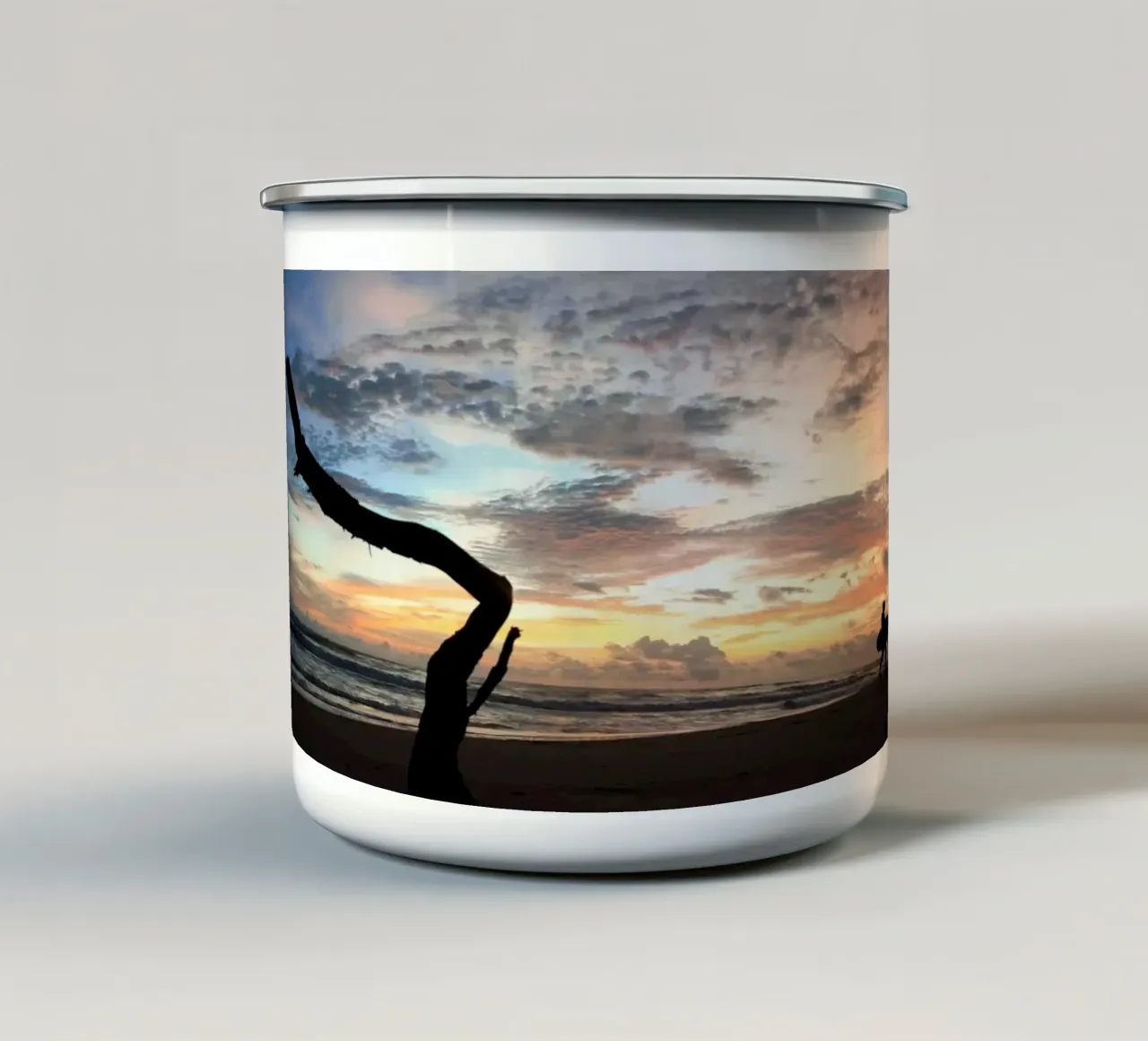 Tramonto con surfisti sulla spiaggia in America Centrale tazza in smalto da DiveDuke