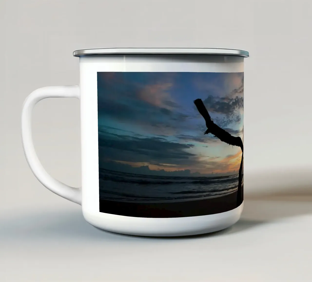 Tramonto con surfisti sulla spiaggia in America Centrale tazza in smalto da DiveDuke