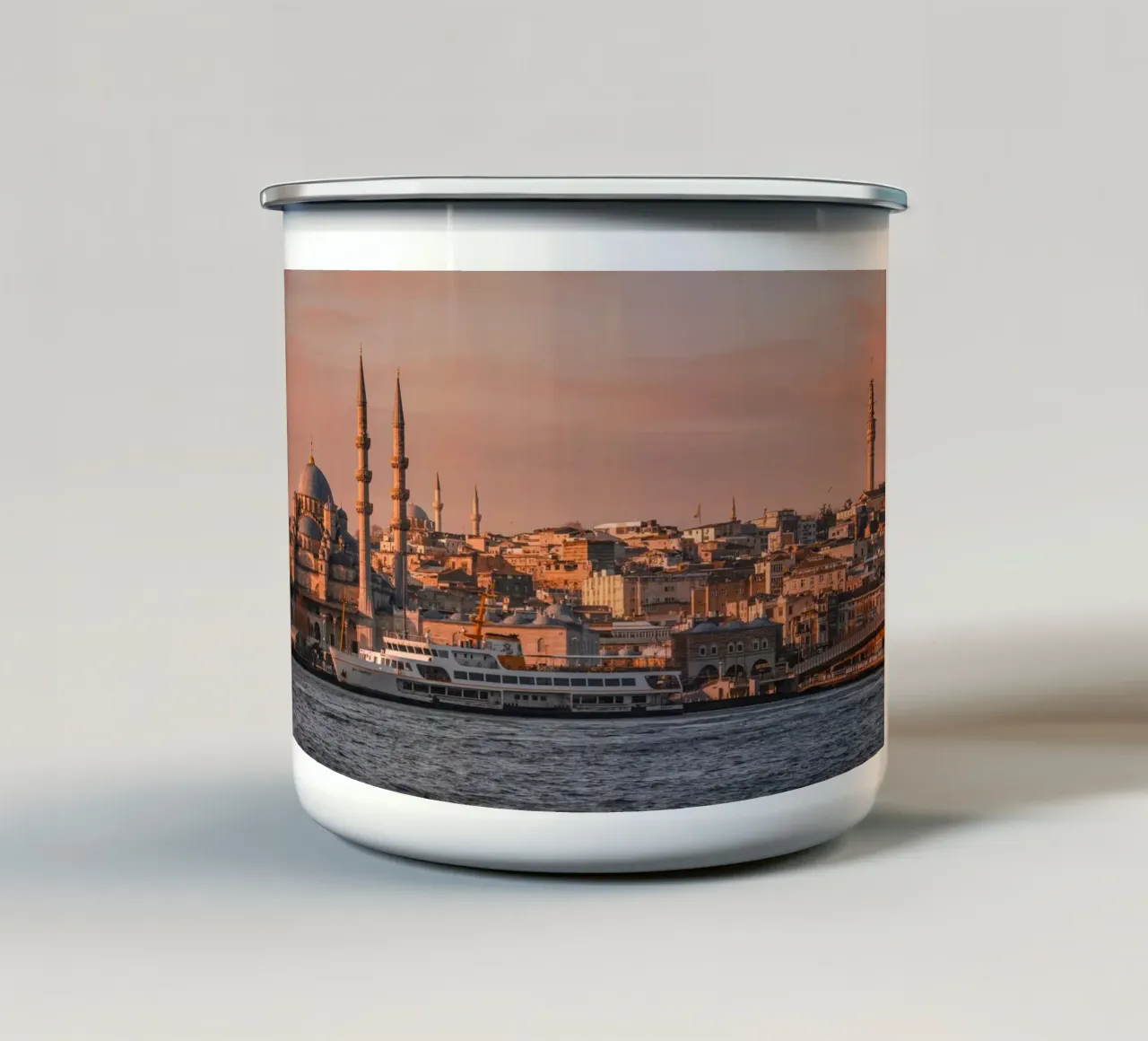 Skyline dell'alba di Istanbul, Turchia tazza in smalto da mbgraphx2