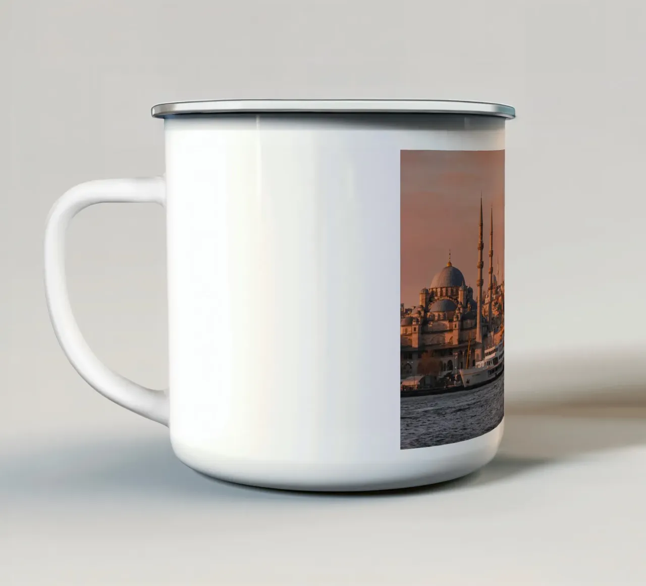 Skyline dell'alba di Istanbul, Turchia tazza in smalto da mbgraphx2
