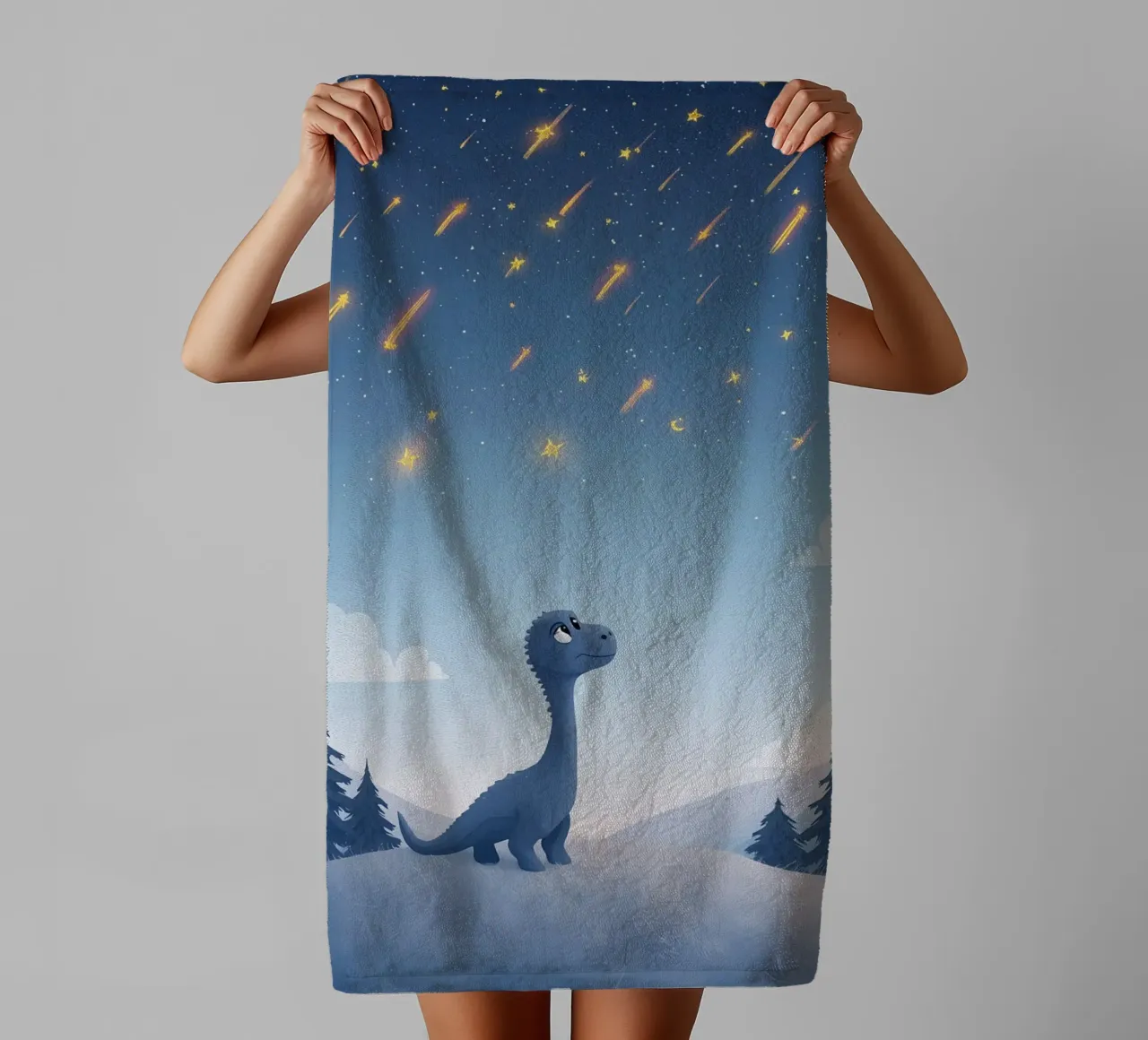 Un simpatico dinosauro blu osserva la pioggia di meteoriti asciugamano da bagno da DesignDoodle