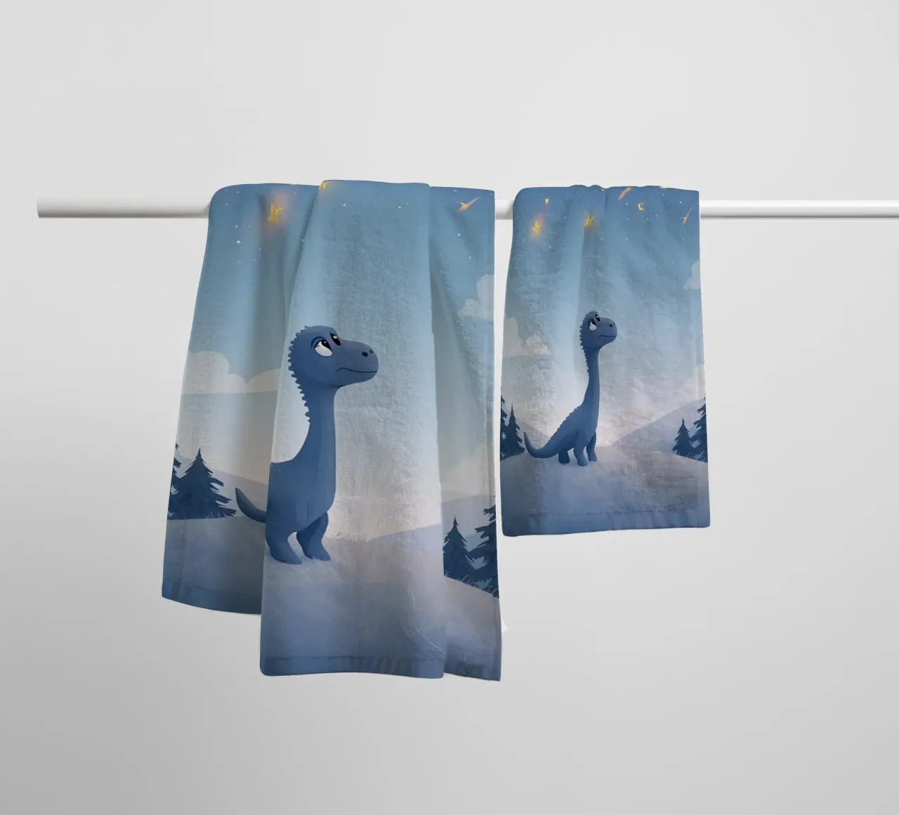 Un simpatico dinosauro blu osserva la pioggia di meteoriti asciugamano da bagno da DesignDoodle