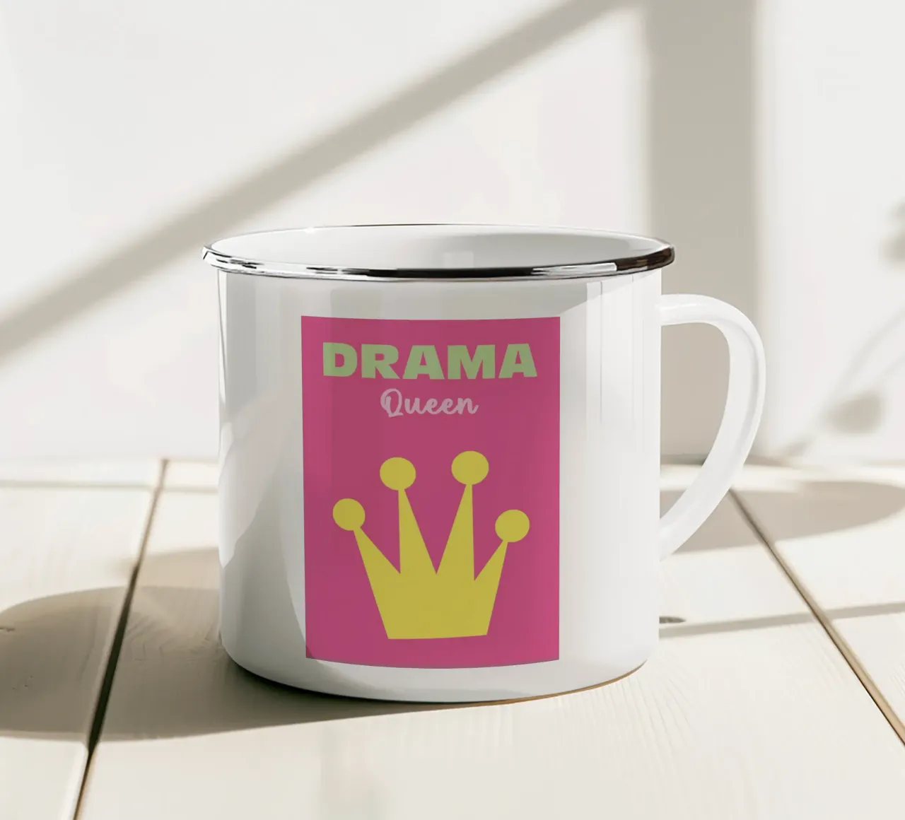 Regina del dramma tazza in smalto da Colorful Homes