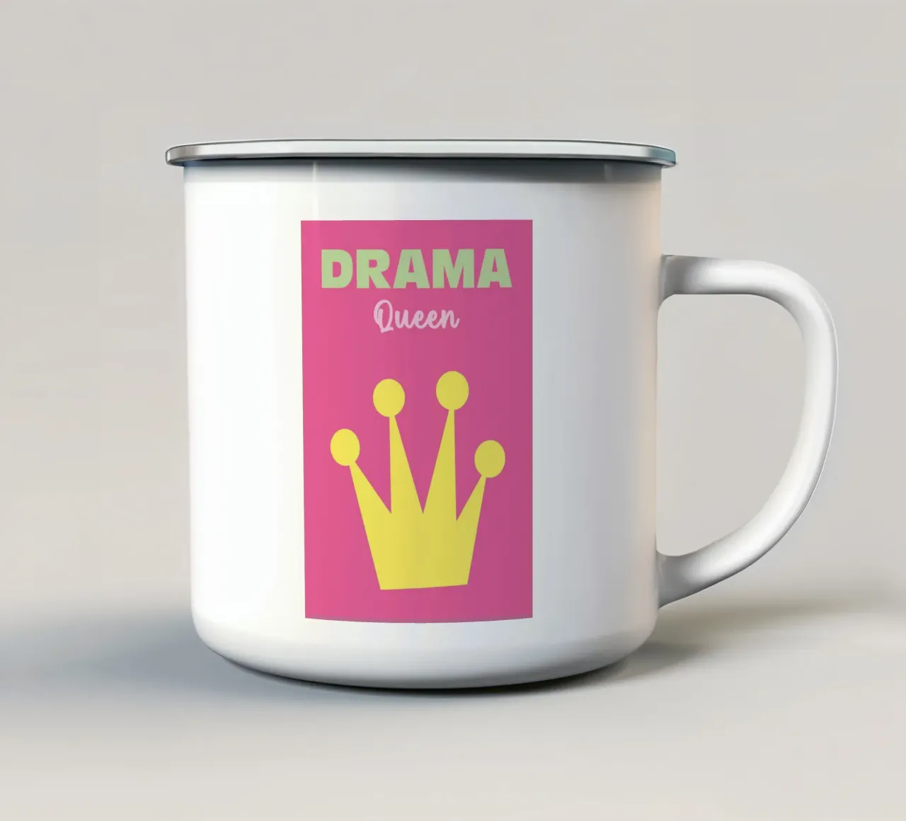 Regina del dramma tazza in smalto da Colorful Homes