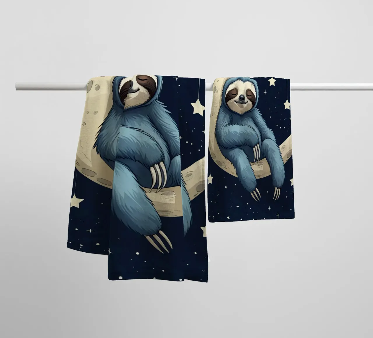 Simpatico bradipo blu sulla mezzaluna con le stelle asciugamano da bagno da DesignDoodle