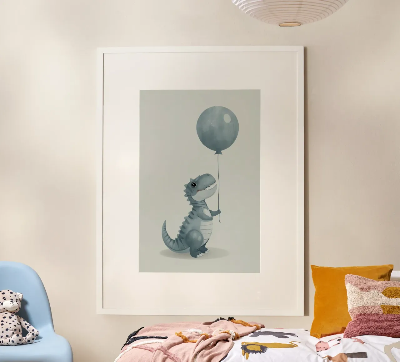 Simpatico dinosauro grigio-blu che tiene in mano un palloncino carta hahnemühle da DesignDoodle
