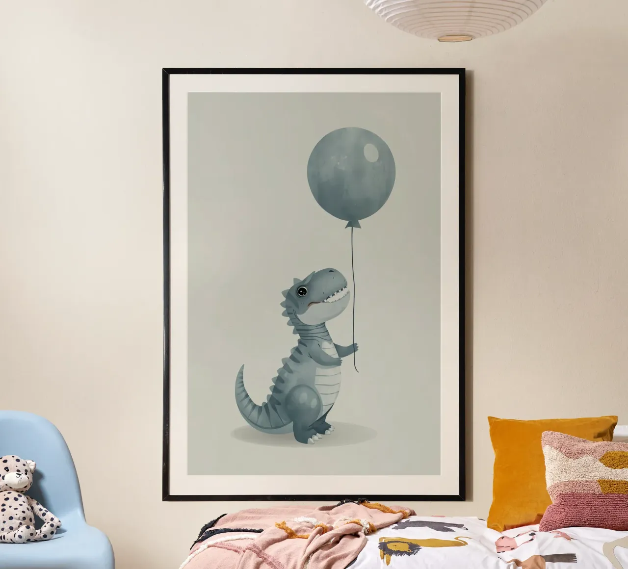 Simpatico dinosauro grigio-blu che tiene in mano un palloncino carta hahnemühle da DesignDoodle